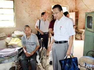 【九州体育】淮北师大为砀山县刘楼村帮扶户送秋收秋种资金